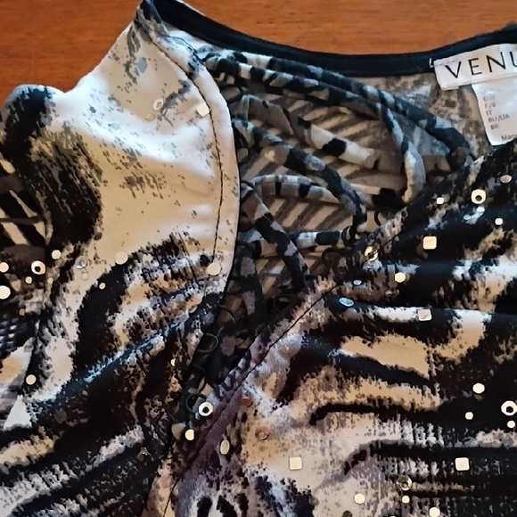VENUS Abstract Print Blouse Size Small. Super Bell Sleeves. Statement Top. - Picture 14 of 15